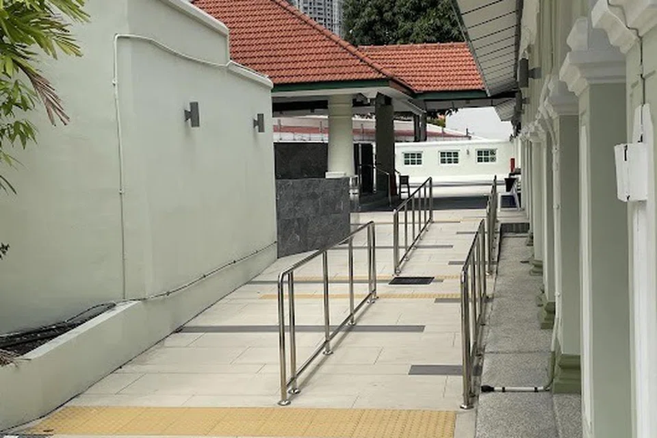 LEBIH MESRA WARGA SENJA: Pembinaan tanjakan di persekitaran Masjid Jamae Chulia memudahkan ramai lagi jemaah berusia dan berkerusi roda (PMD) untuk beribadah di masjid tersebut. 