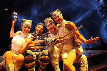 KEJAR MIMPI: (Dari kiri) Cik Talita De Lima yang bergambar bersama rakan sarkas, Encik Cedric Belisk, Encik Baisa Bayarmunkh dan Cik Elizaveta Parmenova, berjaya mengatasi kemiskinan dengan kesungguhan membina kerjaya daripada cintanya terhadap sukan gimnastik.