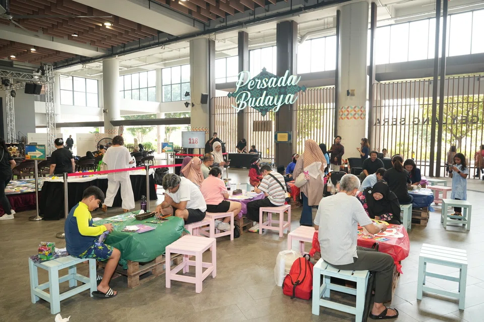 Kegiatan melukis wau merupakan sebahagian daripada acara ‘Laman Warna’, di bawah kempen kebudayaan ‘Budaya Milik Kita’, inisiatif anjuran Wisma Geylang Serai sempena sambutan Bulan Bahasa 2026.