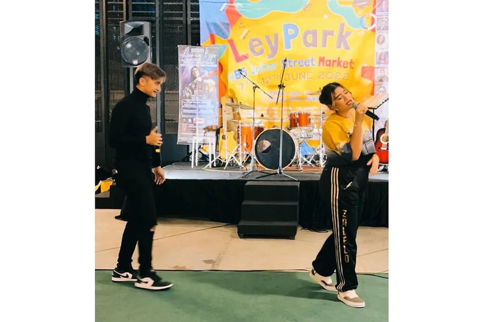 TERUJA TEMBUSI PASARAN MALAYSIA: Dua penggiat muzik 'hip hop' muda, Afrah Athasha Aman Shah atau Zalelo (kanan), dan Daniel Sky menganggap 'gig' Leypark Bazaar@B5 Johor Street Market, berdepan dengan Angsana Mall, baru-baru ini, sebagai pembuka jalan bagi mereka membuat lebih banyak persembahan di Malaysia. - Foto ihsan AFRAH ATHASHA 