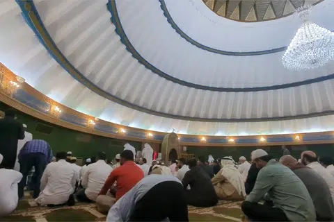 Penulis, Encik Jaabir Mohd Kamal, melaksanakan solat sunat Hari Raya Aidilfitri di Masjid Fatimah, Kuwait. 