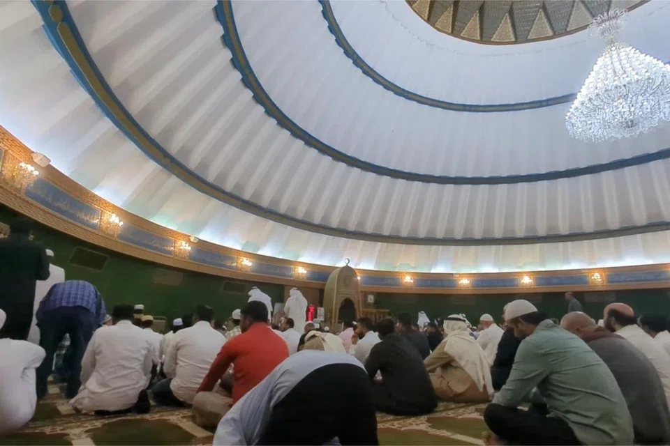 Penulis, Encik Jaabir Mohd Kamal, melaksanakan solat sunat Hari Raya Aidilfitri di Masjid Fatimah, Kuwait. 