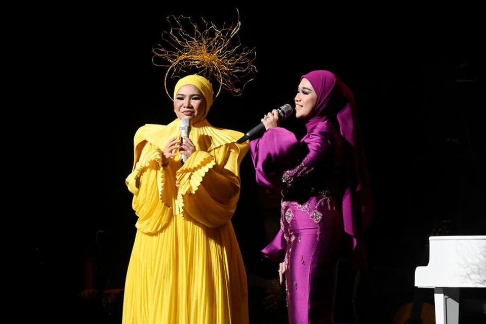 BONUS YANG DINANTI-NANTI: Kehadiran Ernie Zakri (kanan) untuk mendendangkan lagu Gundah bersama Aina Abdul sesuatu yang dinanti-nantikan, mencerminkan keakraban persahabatan mereka selama ini.