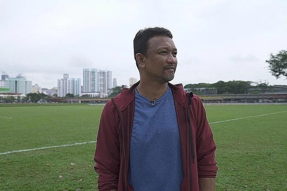 NOSTALGIA INDAH: Legenda bola sepak negara, Fandi Ahmad, masih ingat kenangan manis semasa kanak-kanak dulu apabila menonton Allahyarham bapanya, Ahmad Wartam, yang juga bekas penjaga gawang nasional, beraksi di padang Farrer Park. 