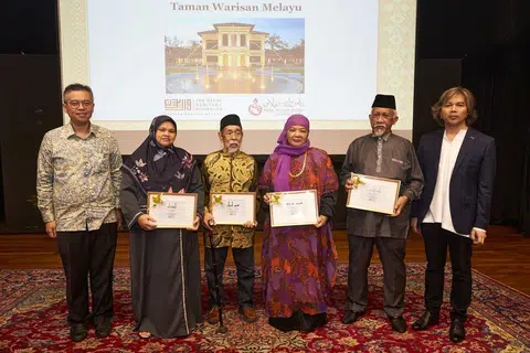HIDUPKAN BUDAYA: (Dari kiri) Dr. Norshahril Saat, Cik Isiah Majid, Cikgu Suratman Markasan, Cik Som Said, Encik Nadiputra dan Dr Azhar Ibrahim menghadiri acara Berbagi Warisan yang diadakan di Taman Warisan baru-baru ini. - Foto MHF