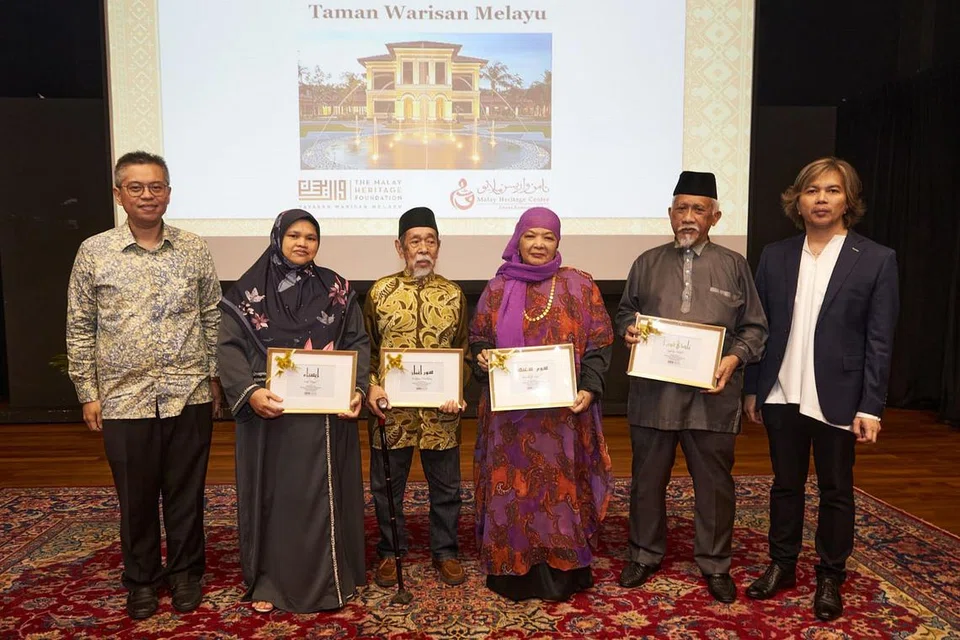 HIDUPKAN BUDAYA: (Dari kiri) Dr. Norshahril Saat, Cik Isiah Majid, Cikgu Suratman Markasan, Cik Som Said, Encik Nadiputra dan Dr Azhar Ibrahim menghadiri acara Berbagi Warisan yang diadakan di Taman Warisan baru-baru ini. - Foto MHF