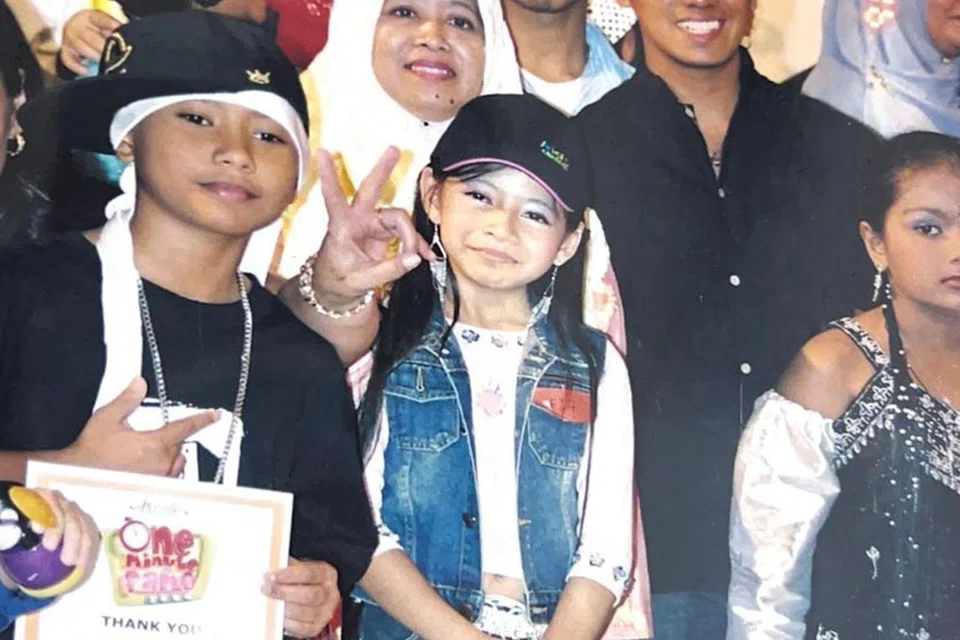 JASA IBU DIKENANG: Ibu Izzathy Halil, Cik Asimah Ahmad Rahim, (bertudung putih) banyak memberi perangsang kepadanya untuk menceburi bidang seni sejak beliau berusia empat tahun.