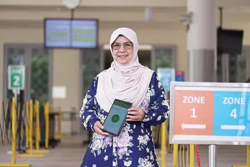 PASTIKAN SEMUA BERJALAN LANCAR: Dulu ketika masjid menjalankan ibadah korban Aidiladha, Cik Rubiha Hashim dan sukarelawan wanita lain bermalam di masjid demi memastikan semua kerja penyenggaraan, penyediaan jamuan dan kerja lain berjalan lancar hingga selesai.