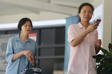 CURI BEBERAPA KALI: Fong Leok Moy (kiri) dan anak perempuannya Wong Phuay Yee (kanan) mengakui bahawa mereka telah mencuri dari pelbagai kedai di Orchard Road. - Foto BH oleh WONG KWAI CHOW