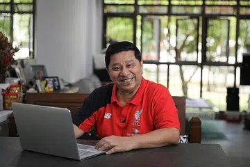 MAMPU PERTAHAN NIAGA: Ekoran sokongan dan bantuan pemerintah, Encik Abdul Majid yang telah beralih ke operasi dari rumah selepas menutup pejabatnya di Lucky Plaza, mampu mempertahankan perniagaan khidmat pelancongannya walaupun industri amat terjejas teruk. - Foto BM oleh ONG WEE JIN