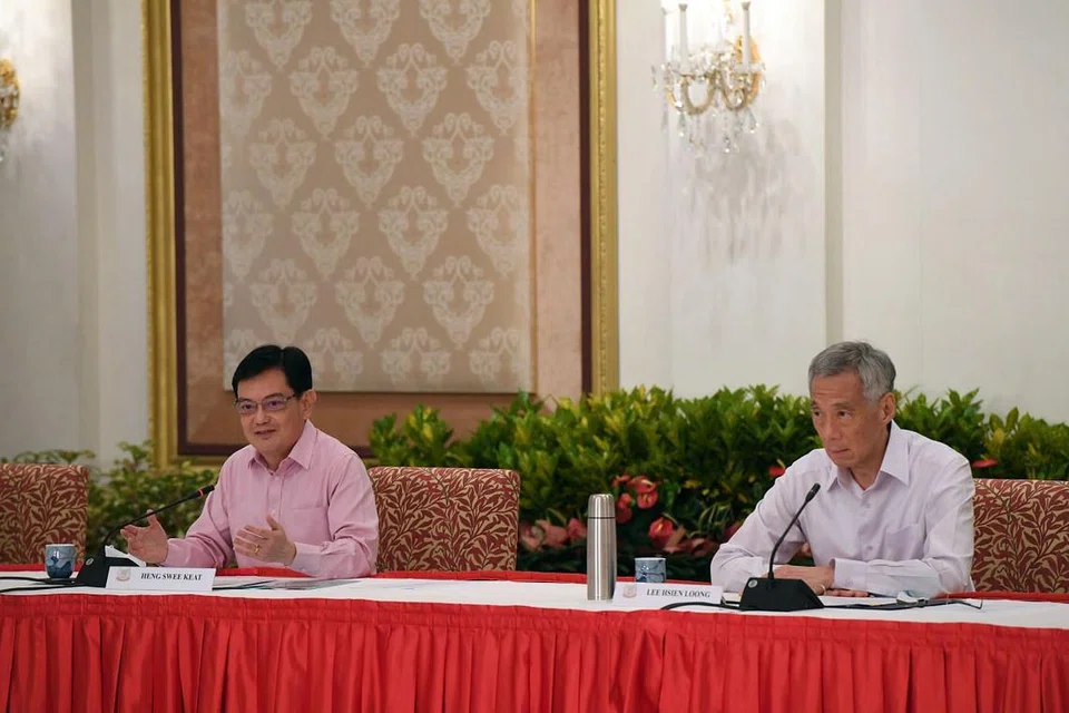 UNDUR DIRI: DPM Heng (kiri) bercakap kepada media di sidang media di Istana pada Khamis (8 April), di mana beliau mengumumkan keputusannya untuk mengundur diri sebagai ketua pasukan kepimpinan generasi keempat (4G). Keputusan itu juga bermakna DPM Heng tidak lagi dianggap sebagai bakal Perdana Menteri. Di sebelahnya adalah Perdana Menteri Lee Hsien Loong, yang bersetuju kekal menyandang jawatan itu sehingga pasukan 4G memilih ketua baru dan ketua itu bersedia menggantikan Encik Heng. 