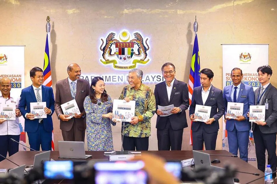 Timbalan Perdana Menteri Malaysia, Datuk Seri Dr Ahmad Zahid Hamidi (enam dari kiri), bersama ahli Jawatankuasa Kabinet Pembangunan Belia (JKPB) selepas Pelancaran Pelan Pemerkasaan Sosioekonomi Belia di Parlimen.