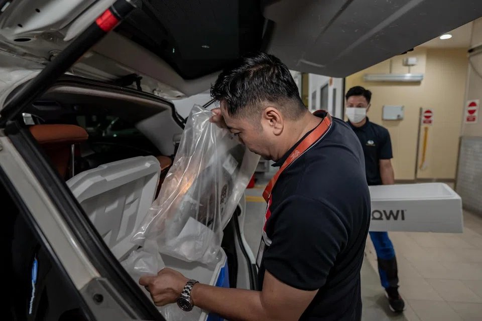Encik Suwita Nasan mengemas, menimbang dan melabel contoh untuk dibawa balik ke makmal. Sampel itu akan diuji untuk mengesan bahan kimia berbahaya bagi memastikan makanan tersebut selamat dimakan.