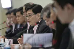 LAKAR STRATEGI: Encik Heng Swee Keat, Pengerusi bersama Jawatankuasa Ekonomi Masa Depan (CFE) mengulas laporan jawatankuasa itu dalam satu sidang akhbar kelmarin. - Foto THE STRAITS TIMES
