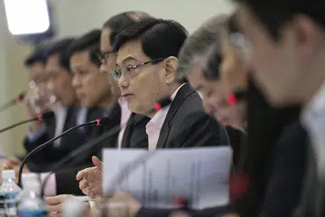 LAKAR STRATEGI: Encik Heng Swee Keat, Pengerusi bersama Jawatankuasa Ekonomi Masa Depan (CFE) mengulas laporan jawatankuasa itu dalam satu sidang akhbar kelmarin. - Foto THE STRAITS TIMES