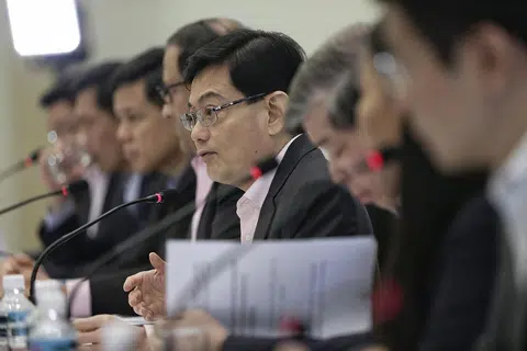 LAKAR STRATEGI: Encik Heng Swee Keat, Pengerusi bersama Jawatankuasa Ekonomi Masa Depan (CFE) mengulas laporan jawatankuasa itu dalam satu sidang akhbar kelmarin. - Foto THE STRAITS TIMES