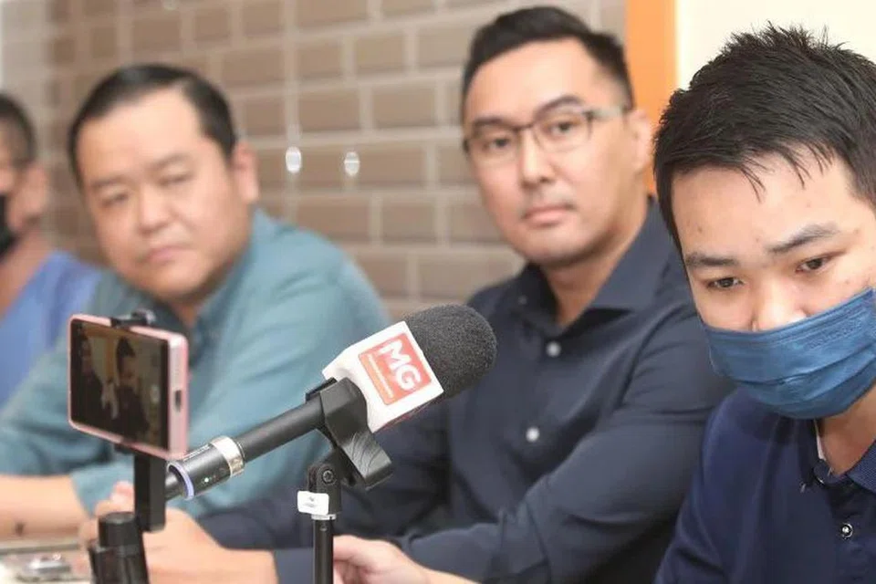 MOHON BANTUAN: Adik kepada seorang lelaki yang menjadi mangsa sindiket penipuan pekerjaan, Encik Choo Wei Mun, 26 tahun (kanan) memohon bantuan Pertubuhan Kemanusiaan Malaysia (MHO) untuk menyelamatkan abangnya yang kini terperangkap di Myawaddy, sempadan Thailand-Myanmar, sejak Disember 2023.