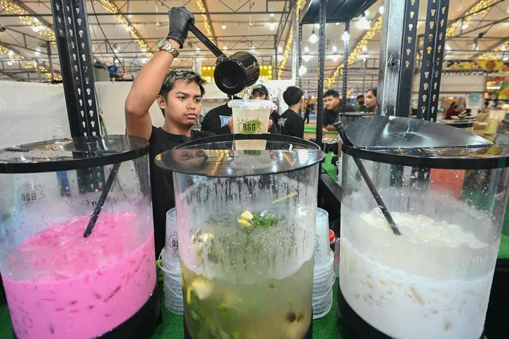 Gerai minuman manis Balang.SG bertapak di tiga lokasi yang termasuk Bazaar Raya Utara di Admiralty, Pelita Raya Bazaar di Tampines dan Bazar Ramadan di Blok 301 Tampines Street 32.