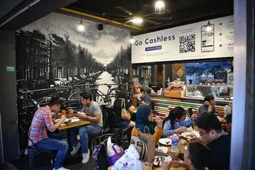 PASTIKAN KESELAMATAN: Kafe I Am Cafe melaksanakan langkah pengurusan selamat yang diperlukan, termasuk pastikan ada jarak selamat antara setiap meja, dan menggunakan aplikasi telefon bimbit bagi pelanggan membuat pesanan makanan dan bayaran bagi mengurangkan kontak demi melindungi kesihatan kakitangan dan pelanggan.- Foto BH oleh ARIFFIN JAMAR