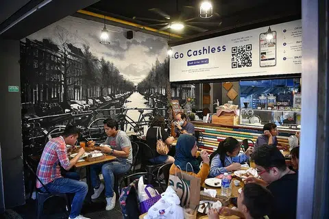 PASTIKAN KESELAMATAN: Kafe I Am Cafe melaksanakan langkah pengurusan selamat yang diperlukan, termasuk pastikan ada jarak selamat antara setiap meja, dan menggunakan aplikasi telefon bimbit bagi pelanggan membuat pesanan makanan dan bayaran bagi mengurangkan kontak demi melindungi kesihatan kakitangan dan pelanggan.- Foto BH oleh ARIFFIN JAMAR
