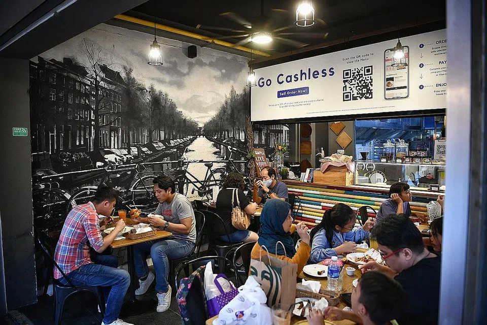 PASTIKAN KESELAMATAN: Kafe I Am Cafe melaksanakan langkah pengurusan selamat yang diperlukan, termasuk pastikan ada jarak selamat antara setiap meja, dan menggunakan aplikasi telefon bimbit bagi pelanggan membuat pesanan makanan dan bayaran bagi mengurangkan kontak demi melindungi kesihatan kakitangan dan pelanggan.- Foto BH oleh ARIFFIN JAMAR