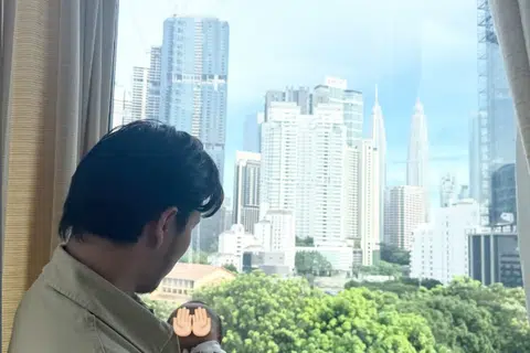 Menerusi Instagramnya, Fattah memuat naik gambarnya bersama Jarir pada 24 Jun sekitar 10.34 pagi.
