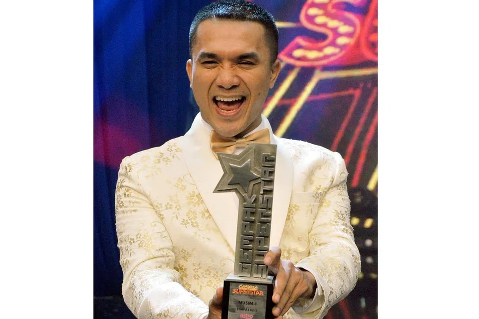 DIBERI PENGHORMATAN: Penonton dan juri berdiri tanda hormat selepas Arja Lee memberikan persembahan yang menyentuh perasaan mereka. - Foto KHALID BABA