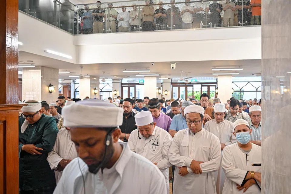SOLAT HAJAT: Terdapat lebih 50,000 jemaah yang mengerjakan solat hajat bagi penduduk Gaza di masjid-masjid di sini.