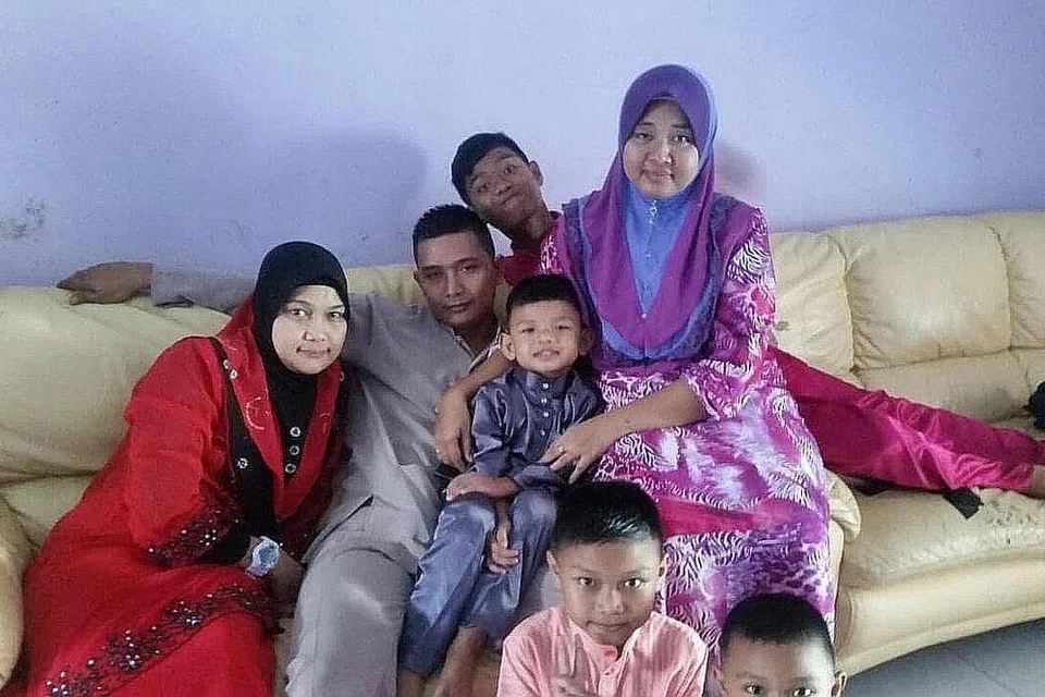 SENANG BERTEMU KELUARGA: Cik Siti Fatimah (kiri) menumpang di rumah abangnya di Ulu Tiram, Johor untuk lebih mudah ke Singapura sejak mula bekerja sebagai pekerja pembersihan di kondominium Singapura sejak enam tahun lalu. - Foto ihsan SITI FATIMAH LATIF 