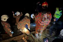 BERTUNGKUS-LUMUS: Anggota Jabatan Bomba dan Penyelamat giat berusaha mencari tiga lagi mangsa yang dikhuatiri masih tertimbus dalam kejadian tanah runtuh di Blue Valley, Cameron Highlands, kira-kira 2.10 pagi pada 26 Januari.