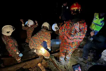 BERTUNGKUS-LUMUS: Anggota Jabatan Bomba dan Penyelamat giat berusaha mencari tiga lagi mangsa yang dikhuatiri masih tertimbus dalam kejadian tanah runtuh di Blue Valley, Cameron Highlands, kira-kira 2.10 pagi pada 26 Januari.