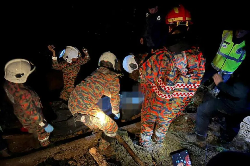 BERTUNGKUS-LUMUS: Anggota Jabatan Bomba dan Penyelamat giat berusaha mencari tiga lagi mangsa yang dikhuatiri masih tertimbus dalam kejadian tanah runtuh di Blue Valley, Cameron Highlands, kira-kira 2.10 pagi pada 26 Januari.