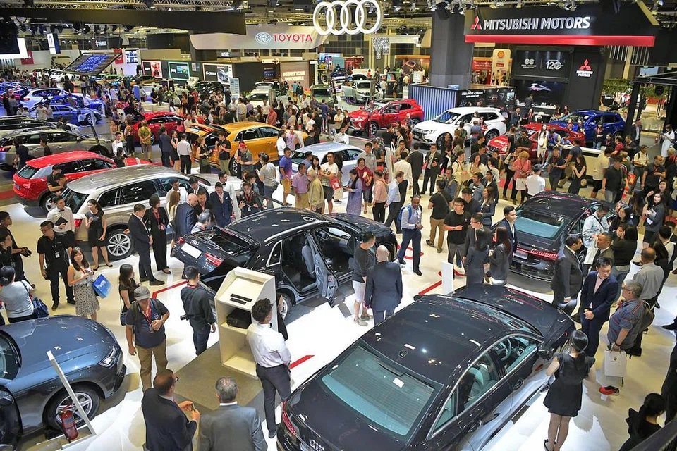 PELABURAN BESAR: Keinginan membeli kereta perlu mengambil kira kos kenderaan, kemampuan peribadi dan keupayaan menangani perbelanjaan harian memiliki kenderaan. - Foto fail