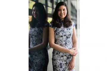 PENGGEMAR CEONGSAM: Cik Jasmine amat meminati ceongsam dan memakainya ke majlis jamuan malam selain Tahun Baru Cina. - Foto BH oleh LEE JIA WEN