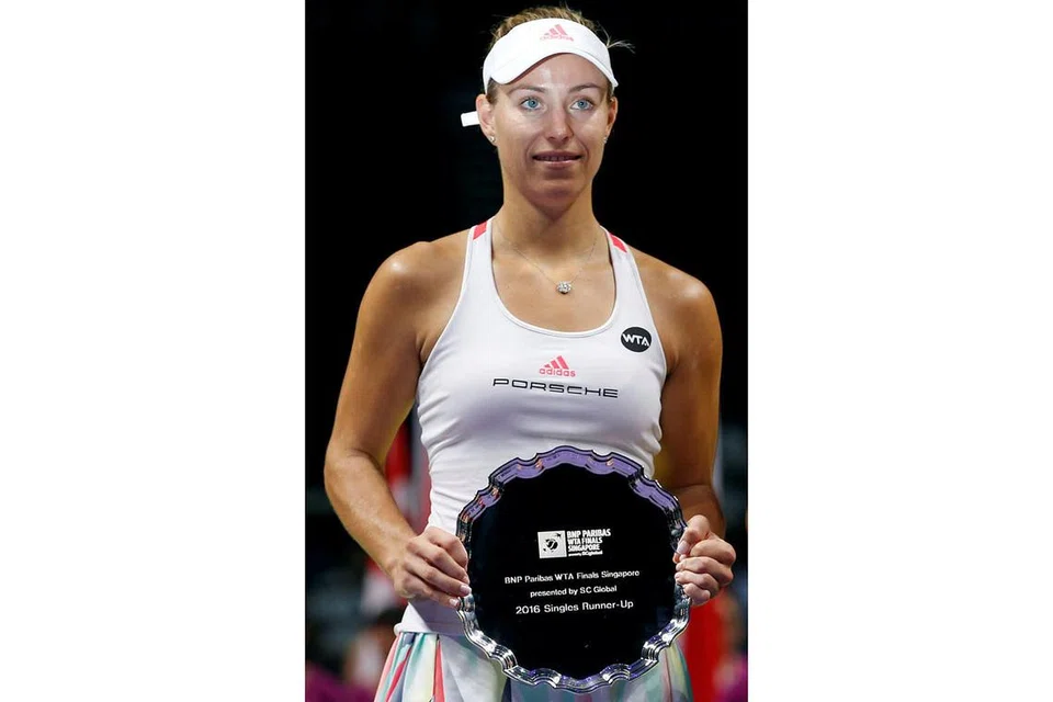 UNGGUL: Pemain Slovakia, Dominika Cibulkova, menjulang trofi kejuaraan Final WTA dalam penampilan sulungnya di kejohanan berprestij ini. Beliau mengalahkan pemain nombor satu dunia, Angelique Kerber (gambar), 6-3, 6-4. - Foto REUTERS