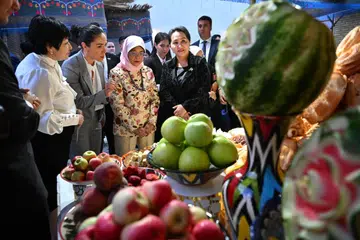 TINJAU BAZAR: Presiden Halimah Yacob (dua dari kanan) meninjau bazar tempatan semasa lawatannya ke Uzbekistan.