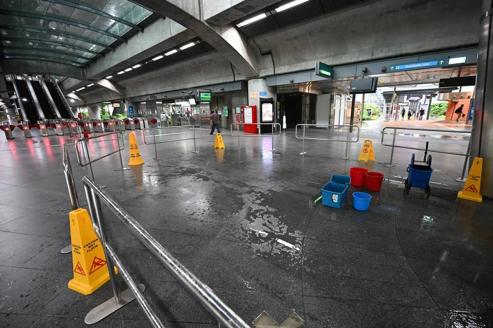 Lantai basah di stesen MRT Expo pada 9.20 pagi akibat hujan lebat pada 14 Oktober.