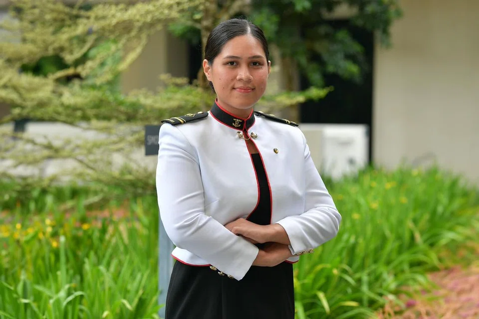 MENYANDANG PANGKAT BARU: Pakar Tentera 4 (ME4) Nabilah Atiqah Abdul Radir adalah antara 122 anggota perkhidmatan yang dilantik sebagai Pakar Tentera Kanan (MEs) di Majlis Pelantikan Pakar Ketenteraan Kanan (SMEAC) SAF ke-26. 