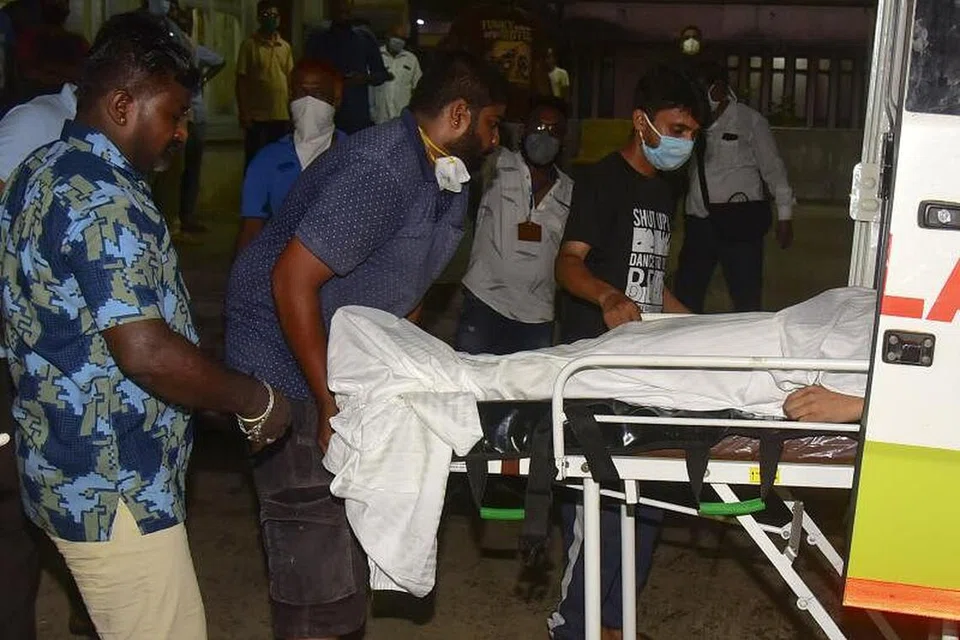 MENINGGAL DUNIA: Anggota polis berdiri ketika kakitangan hospital membawa jenazah pelakon Bollywood India, Sushant Singh Rajput, setelah dia meragut nyawanya sendiri, ke hospital untuk laporan bedah siasat, di Mumbai, semalam.