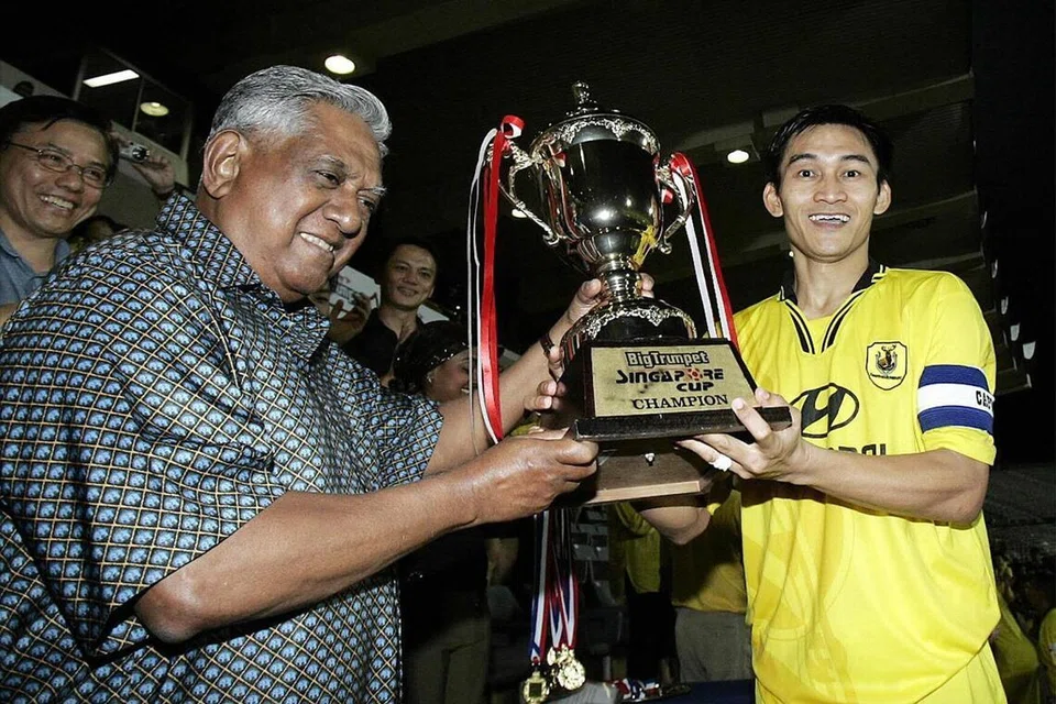 Kenangan manis bekas kapten Tampines Rovers, Nazri Nasir, ketika menerima trofi kejuaraan Piala Singapura daripada mantan Presiden SR Nathan selepas menundukkan Home United 4-1 pada 2004.