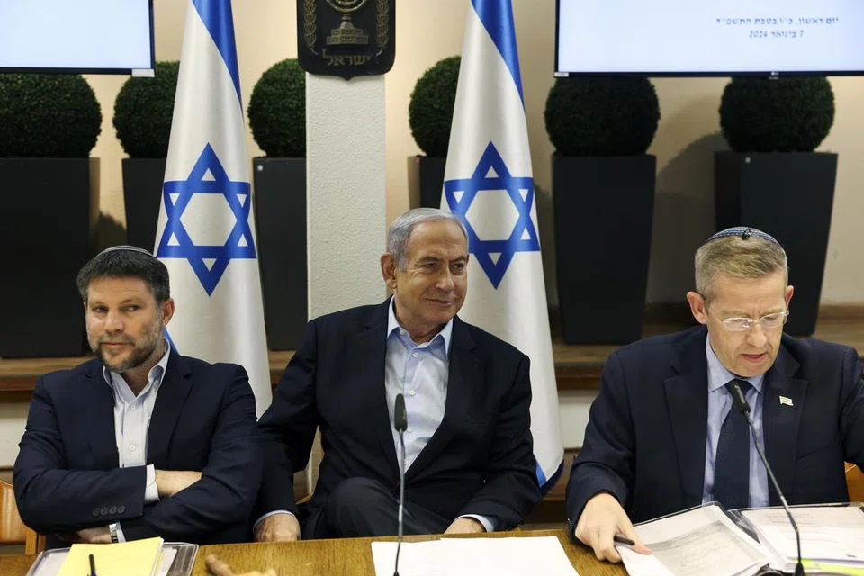 BUAT KEPUTUSAN: Perdana Menteri Israel, Encik Benjamin Netanyahu (tengah), diapit oleh Setiausaha Kabinet, Encik Yossi Fuchs (kanan), dan Menteri Kewangan, Encik Bezalel Smotrich, mengadakan mesyuarat Kabinet mingguan di Kementerian Pertahanan di Tel Aviv, Israel, pada 7 Januari.