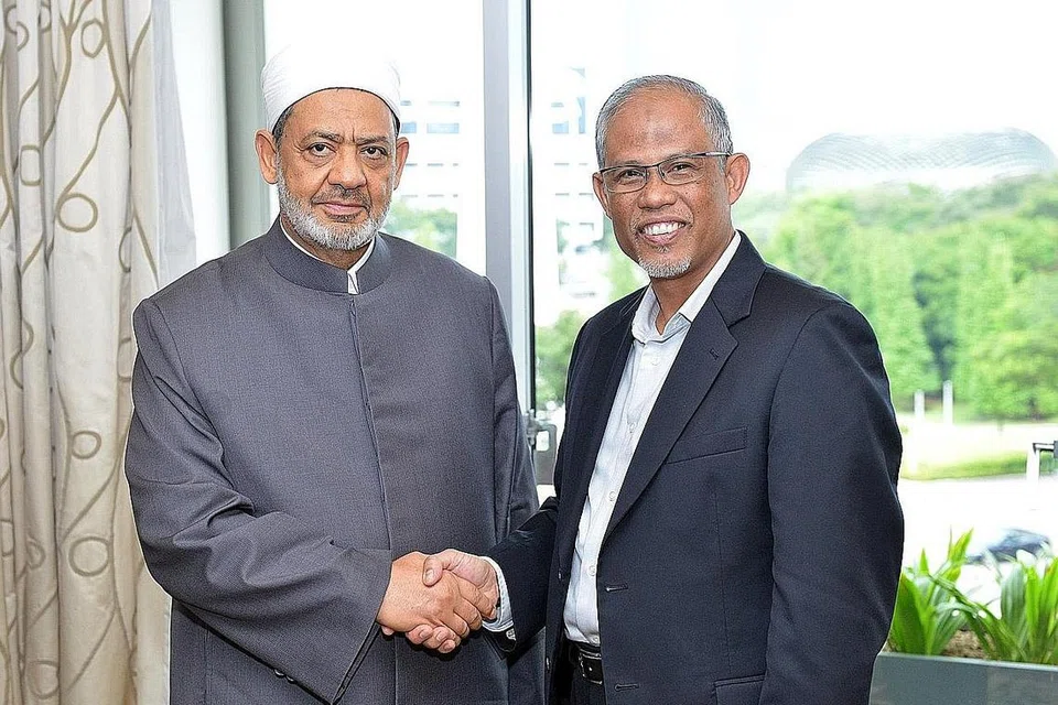 SALAMAN MESRA: Menteri Bertanggungjawab bagi Ehwal Masyarakat Islam, Encik Masagos Zulkifli Masagos Mohamad (kanan), gembira bertemu Imam Besar Universiti Al-Azhar, Syeikh Ahmed Al-Tayyeb, yang berkunjung ke sini atas undangan Perdana Menteri Lee Hsien Loong. - Foto Facebook MASAGOS ZULKIFLI MASAGOS MOHAMAD