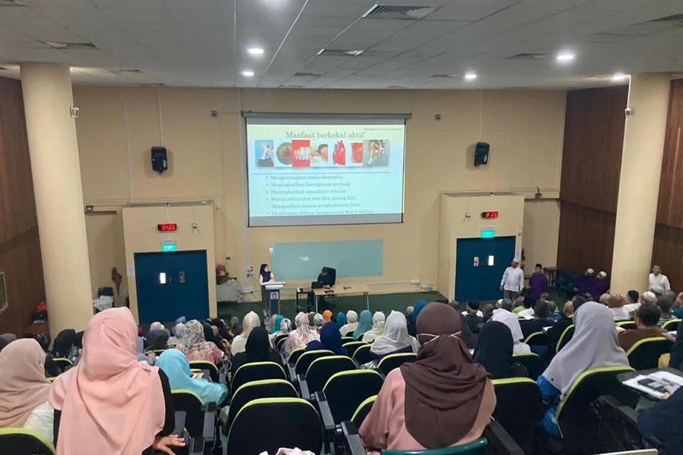 PANDUAN BERGUNA: Dr Shariffa Syahidah Chishty  menyampaikan ceramah kesihatan kepada bakal jemaah haji dari Halijah Travel di Madrasah Aljunied baru-baru ini.