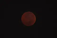 GERHANA BULAN PENUH: Bulan kelihatan paling merah sekitar 4.20 pagi semasa fenomena gerhana bulan penuh pada 28 Julai 2018.