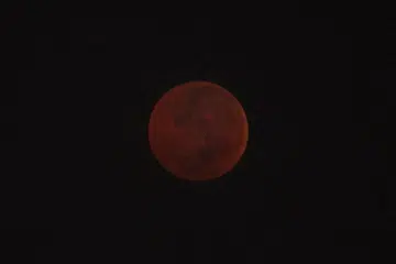 GERHANA BULAN PENUH: Bulan kelihatan paling merah sekitar 4.20 pagi semasa fenomena gerhana bulan penuh pada 28 Julai 2018.