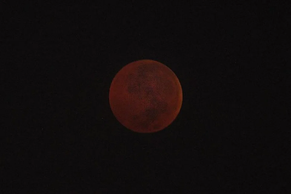 GERHANA BULAN PENUH: Bulan kelihatan paling merah sekitar 4.20 pagi semasa fenomena gerhana bulan penuh pada 28 Julai 2018.