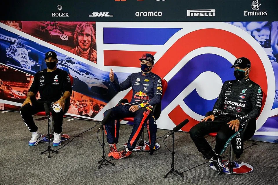 MENJAGA DIRI DARIPADA COVID-19: Lewis Hamilton diapit Valtteri Bottas (kiri) dan Max Verstappen dalam sidang media semasa Grand Prix Britain awal bulan ini. Mereka selesa berlumba di Sepanyol walaupun kes Covid-19 di negara itu meningkat kerana mengamalkan langkah keselamatan. - Foto REUTERS