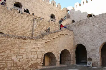KUBU BERSEJARAH: Tarikan utama yang mesti dikunjungi adalah Ribat atau kubu Almoravid yang dibina oleh pemerintah Aghlabid. Ia adalah monumen yang amat mengagumkan dengan dewan solat yang besar dan bilik untuk melindungi pahlawannya. - Foto-foto HASNAH ABDULLAH