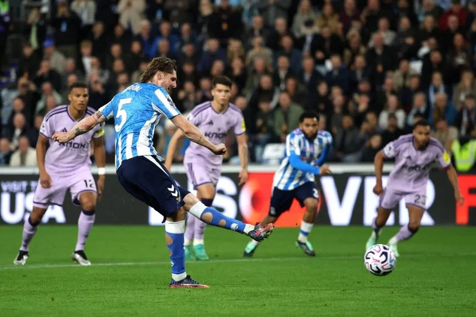 Jack Rudoni dari Coventry City menjaringkan gol pertama pasukannya menerusi penalti semasa Liga Perdana England (EPL) menentang Newcastle United di Coventry, Britain pada 12 Oktober.