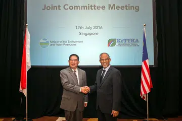 KUKUHKAN HUBUNGAN: Menteri Sekitaran dan Sumber Air, Encik Masagos Zulkifli Masagos Mohamad (kanan), berjabat tangan dengan Menteri Tenaga, Teknologi Hijau dan Air Malaysia, Dr Maximus Johnity Ongkili. - Foto FACEBOOK MASAGOS ZULKIFLI